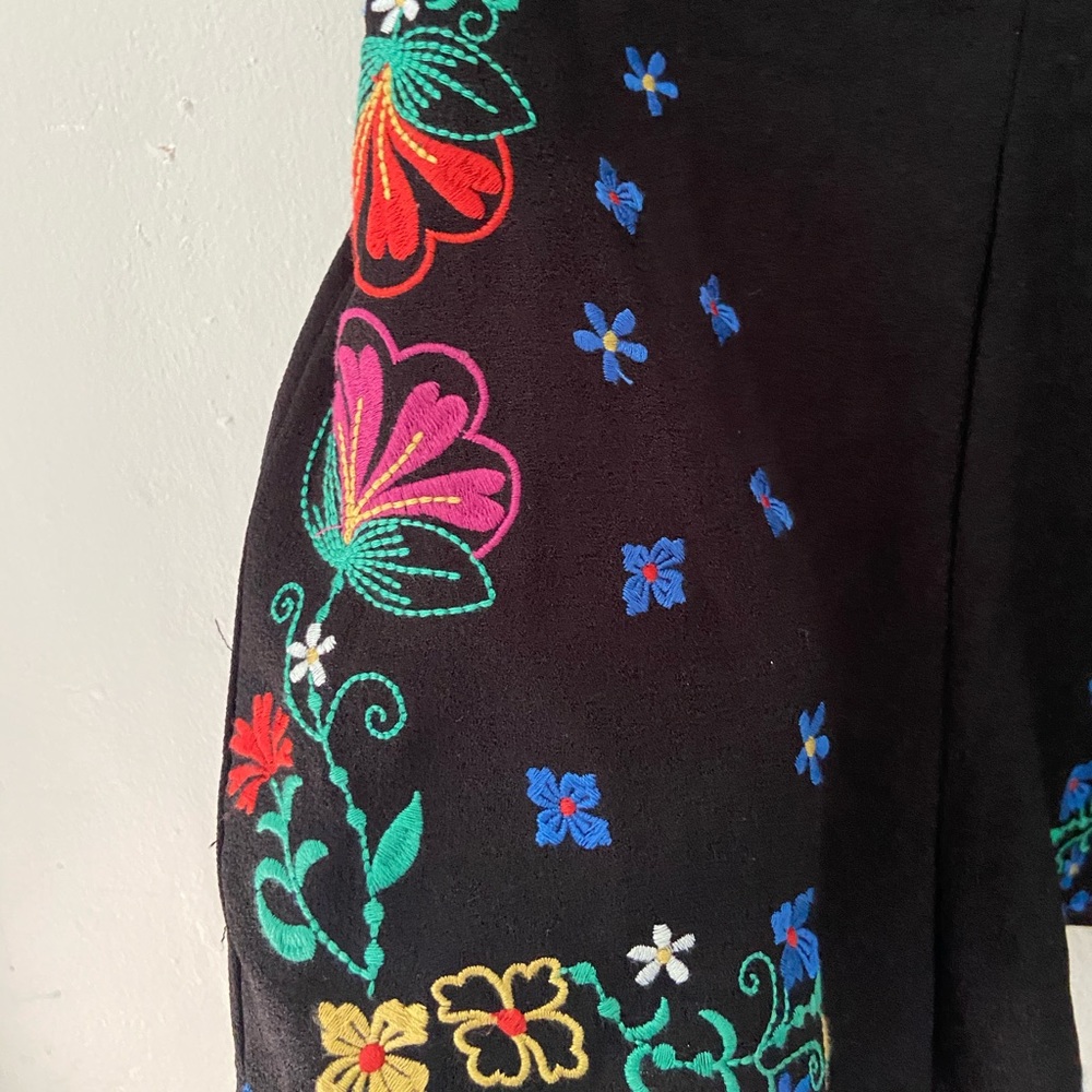 Embroidered Shorts - Picture 3 of 3